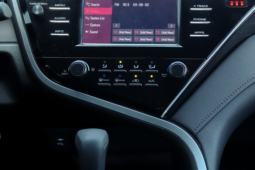 Toyota Camry LE 2017 фото 14