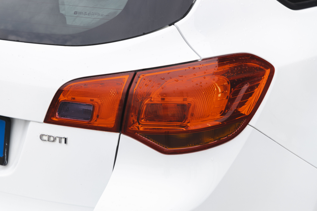 Opel Astra J 2011 фото 5