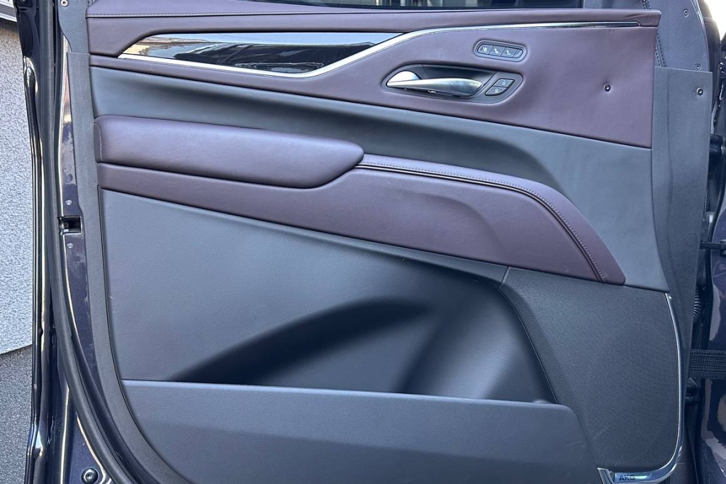 Cadillac Escalade Platinum 4WD 2022 фото 13