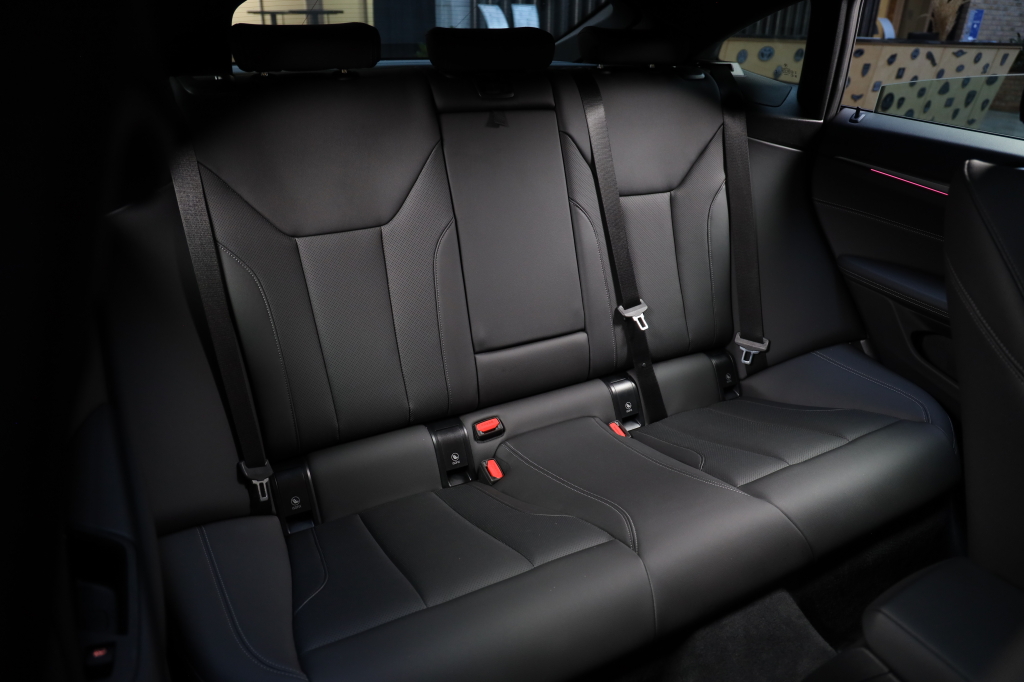 BMW i4 2023 фото 17