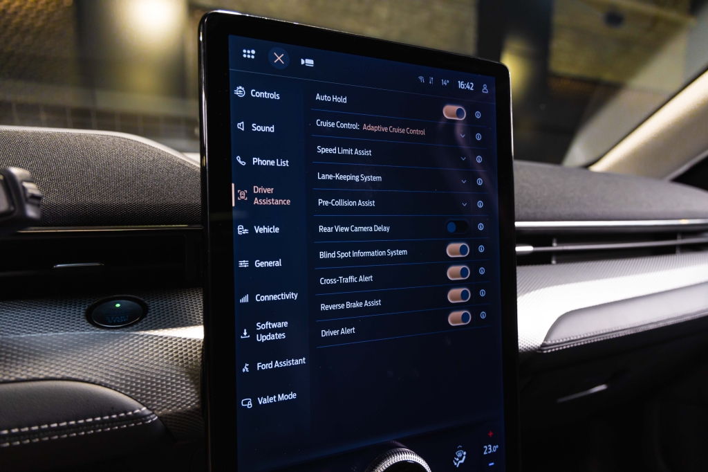 Ford Mustang Mach-E 2022 photo 28