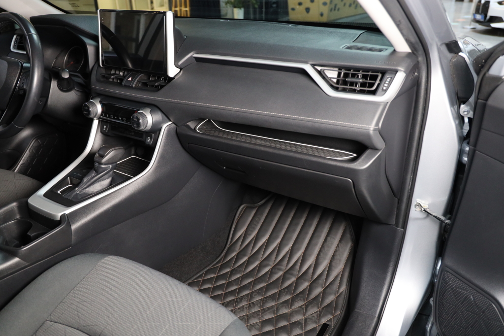 Toyota RAV4 2020 фото 9