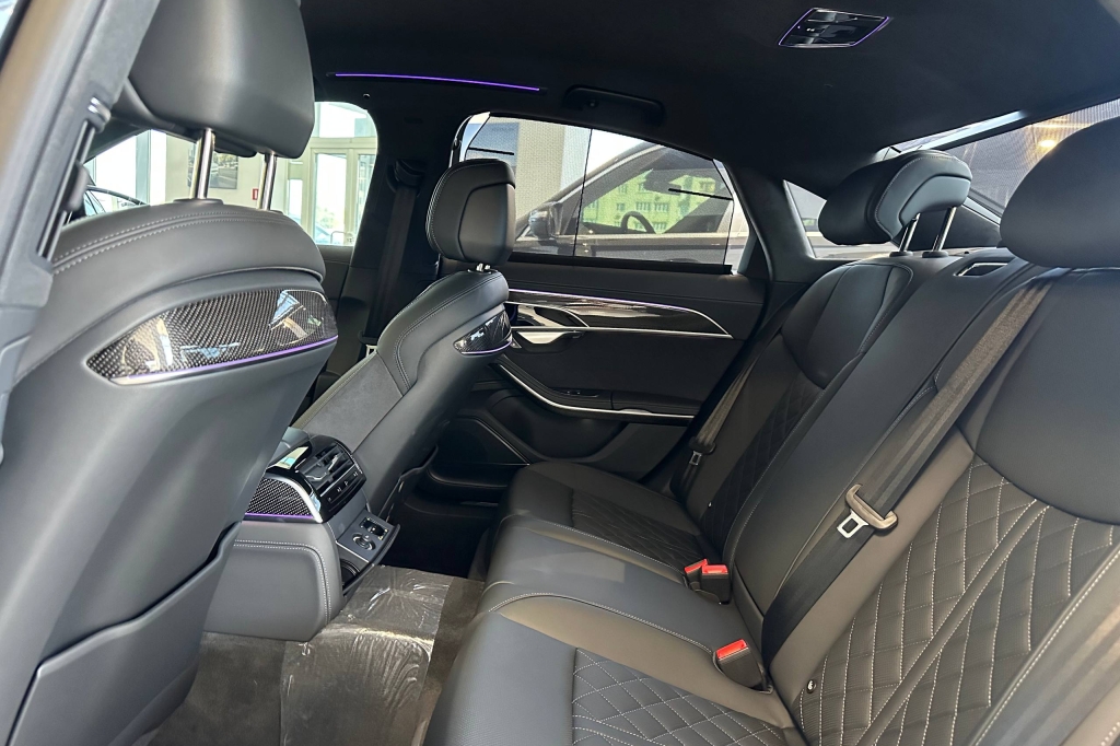 Audi S8 2025 фото 19