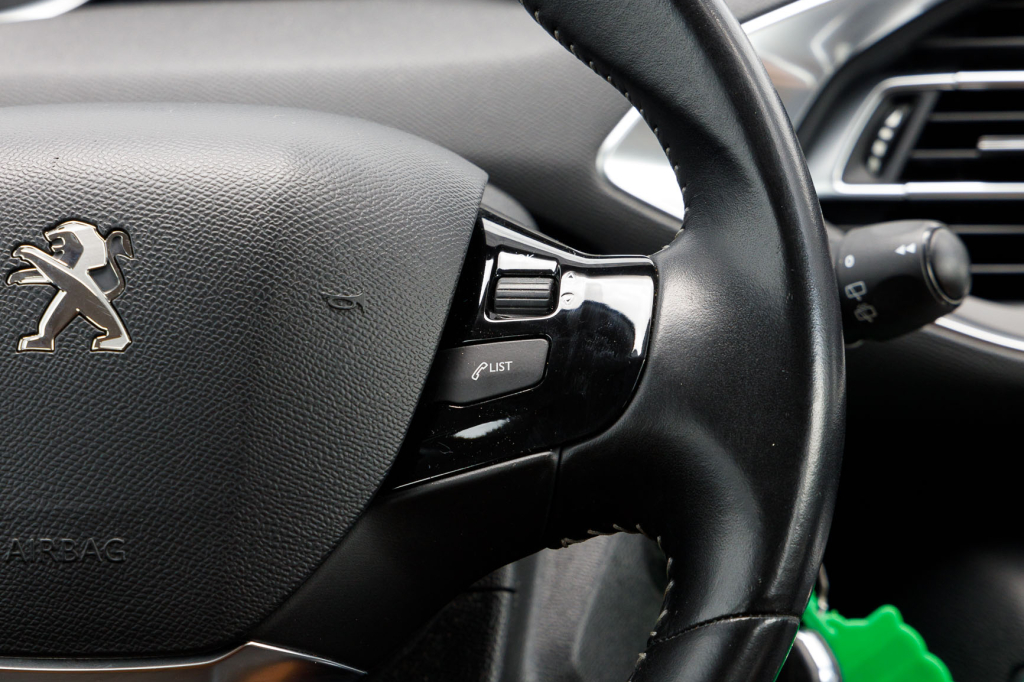 Peugeot 308 2015 фото 10