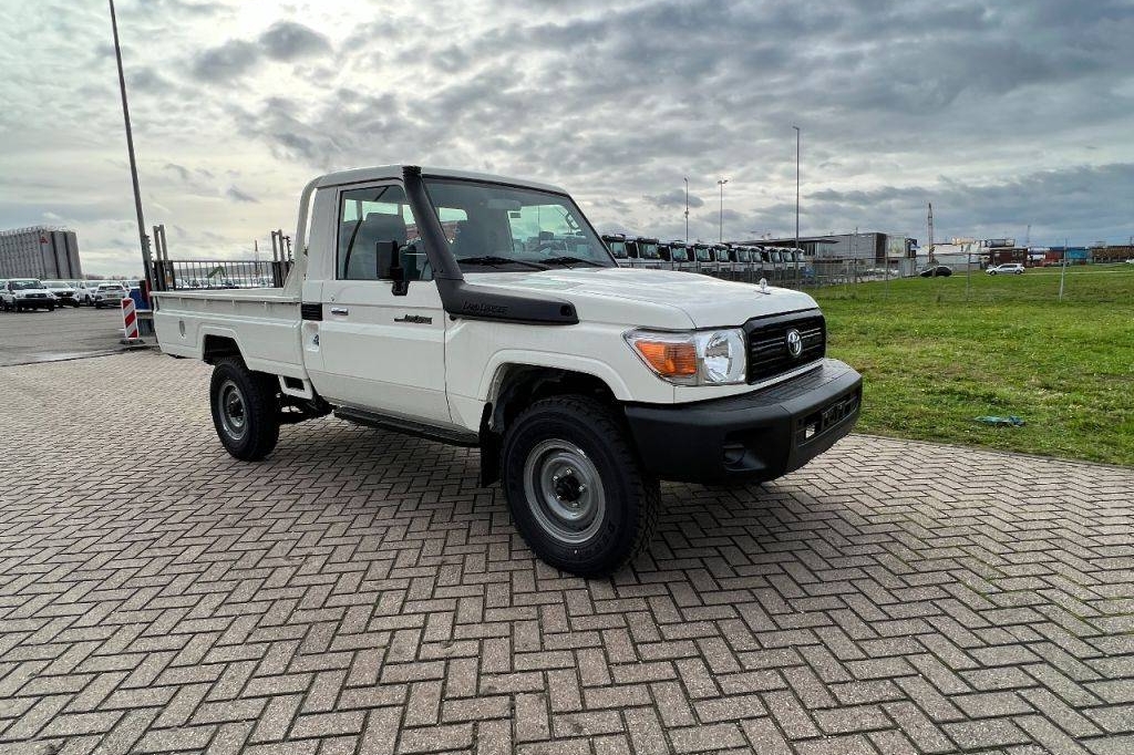 Toyota Land Cruiser 4x4 4.2D 2023 фото 2