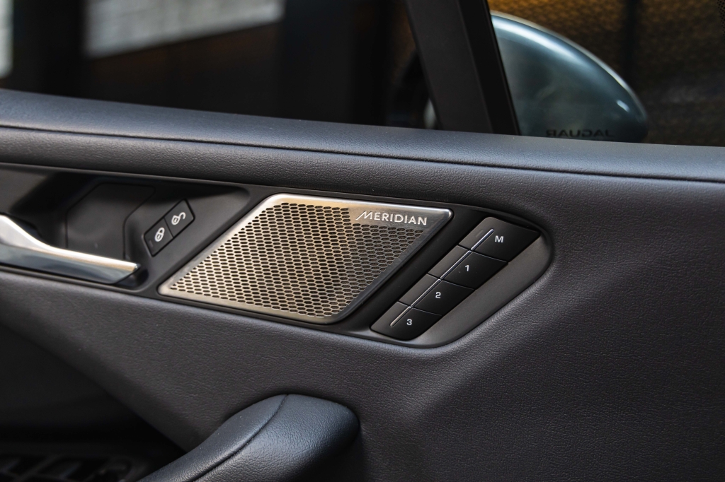 Jaguar I-Pace 2019 фото 18