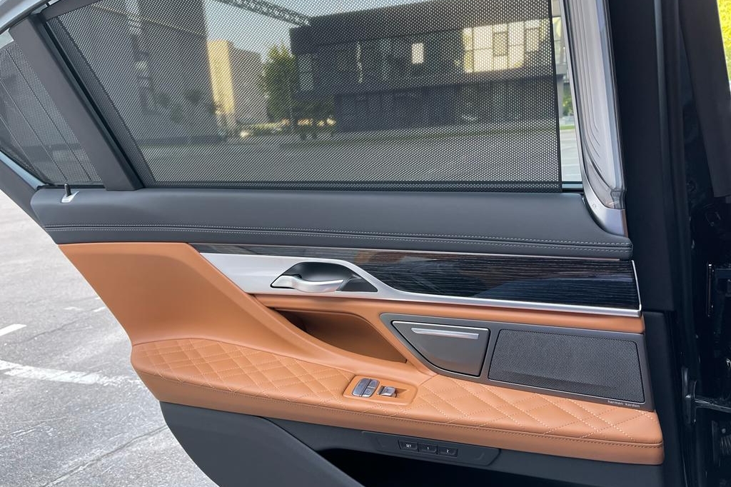 BMW 760 Long XDrive 2022 photo 14