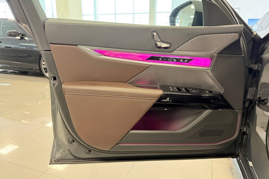 BMW i7 2024 фото 8
