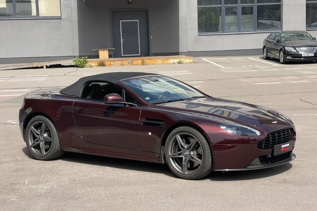 Aston Martin V8 Vantage S 2017 photo 2