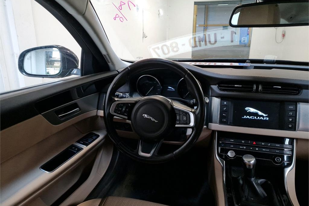 Jaguar XF Sportbrake 2018 фото 2
