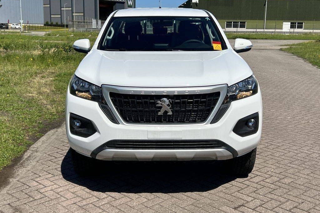 Peugeot Landtrek Double Cab 4x4 1.9L Diesel 6-Speed 2023 фото 3