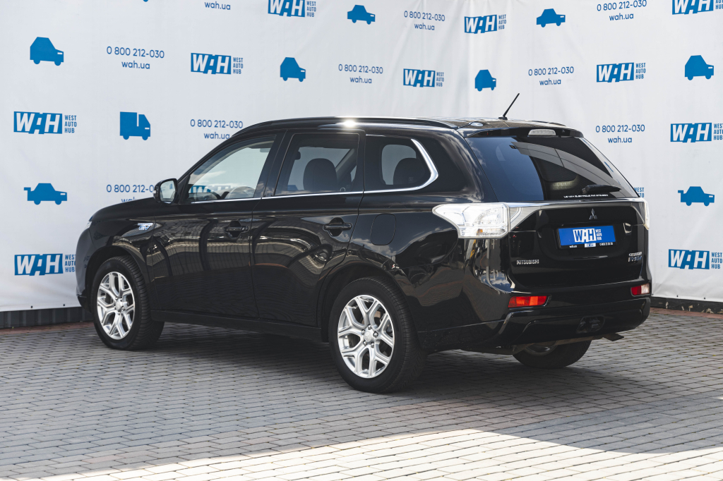 Mitsubishi Outlander PHEV Plug-In Hybrid 2013 photo 11