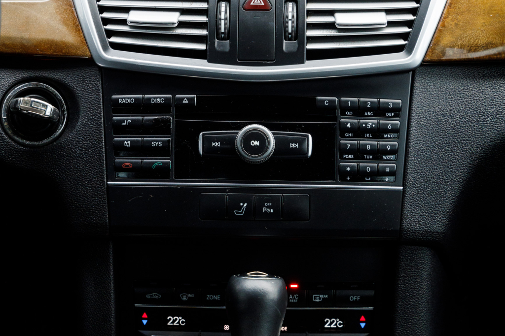 Mercedes-Benz E 200 CDI 2010 photo 21