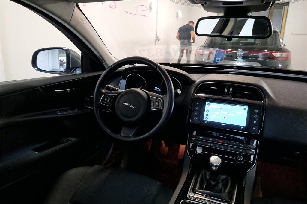 Jaguar XE 2016 photo 1
