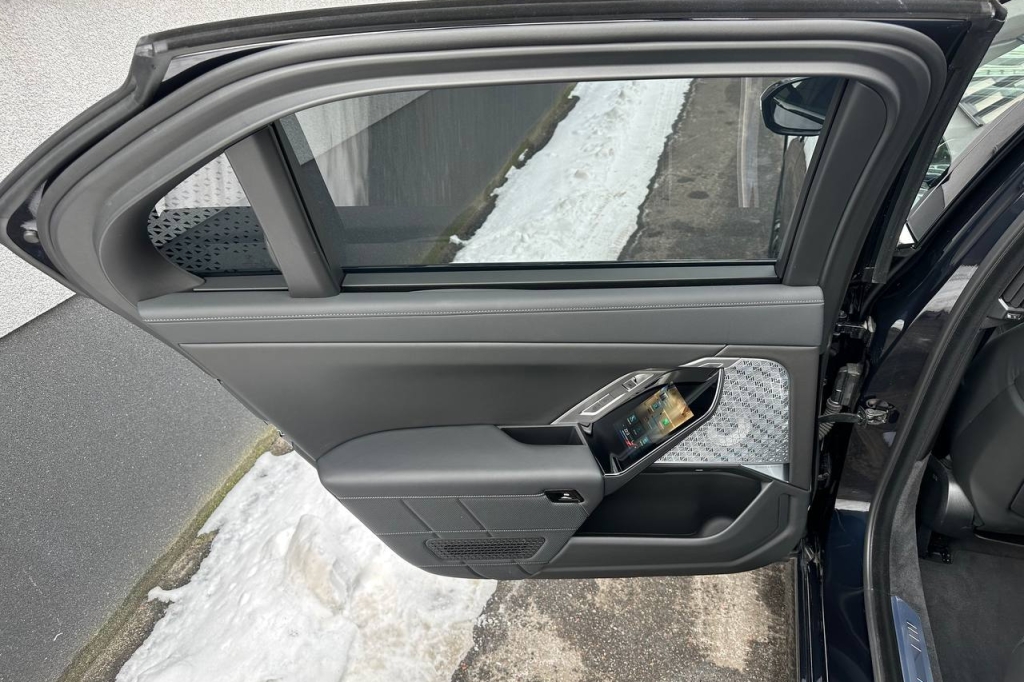 BMW i7 2023 photo 16