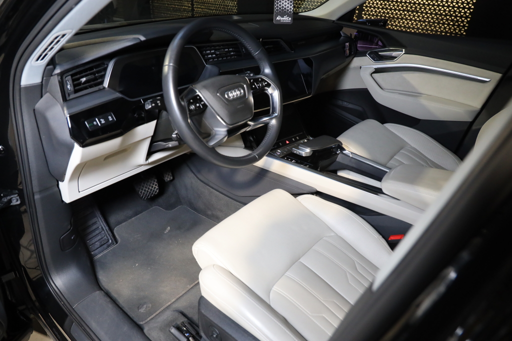 Audi e-tron 2019 фото 21