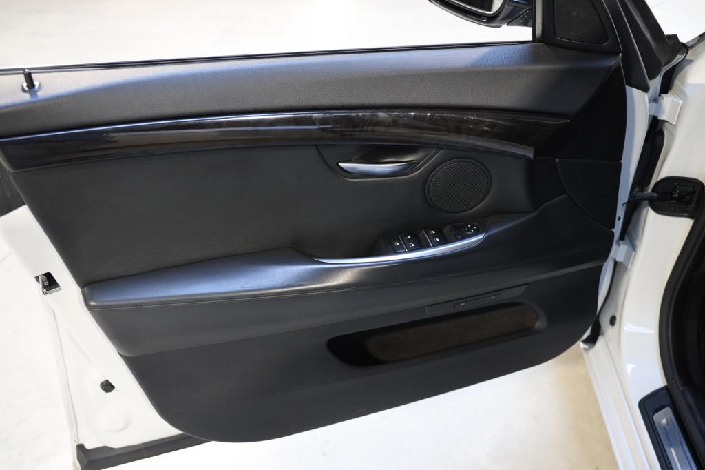 BMW 5 Series GT 2015 фото 30