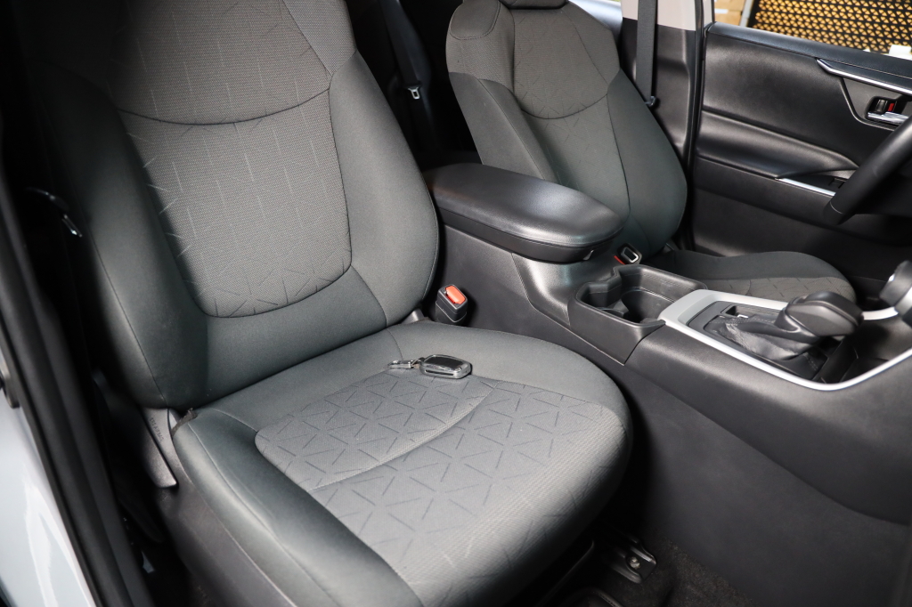 Toyota RAV4 2020 фото 12