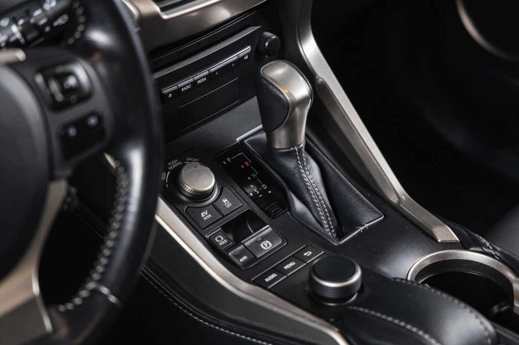 Lexus NX 300H 2016 фото 27