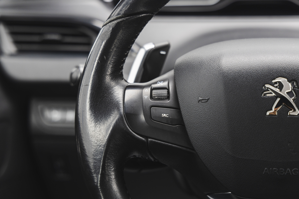 Peugeot 208 2017 фото 17