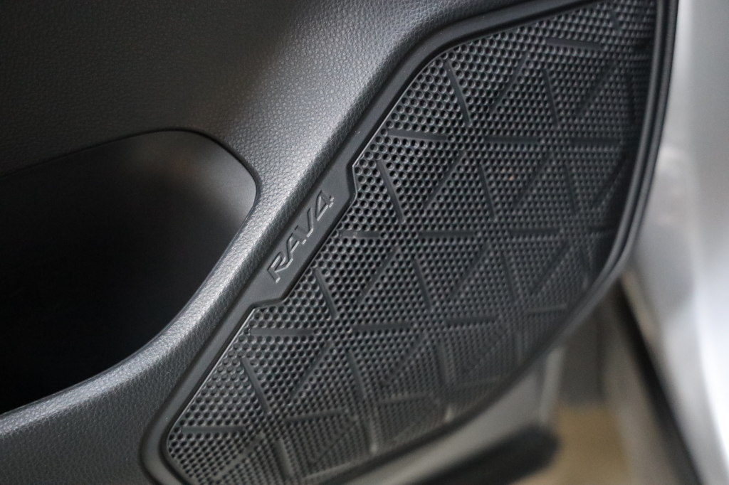 Toyota RAV4 2023 фото 13