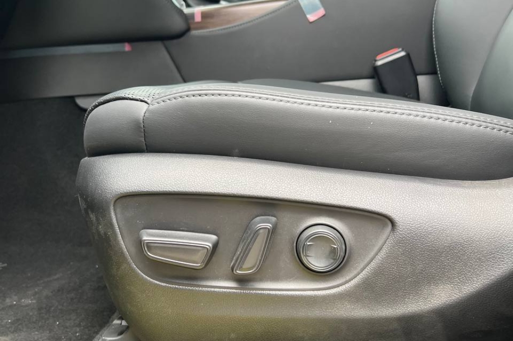 Toyota Land Cruiser 300 GUARD B6 2022 photo 9