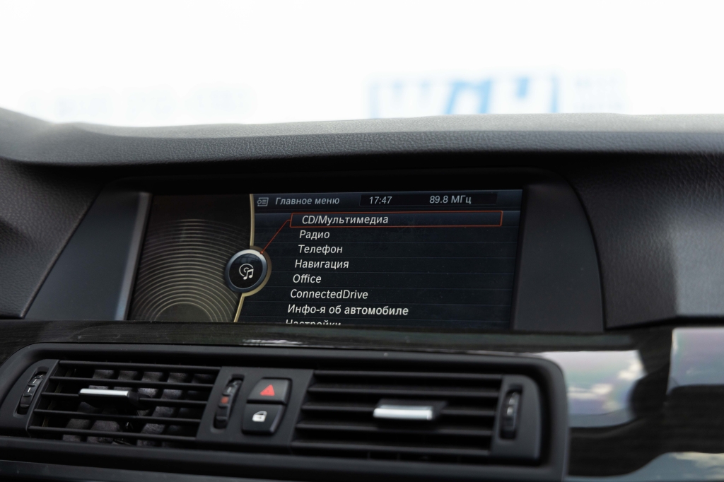 BMW 5 Series 2011 фото 23