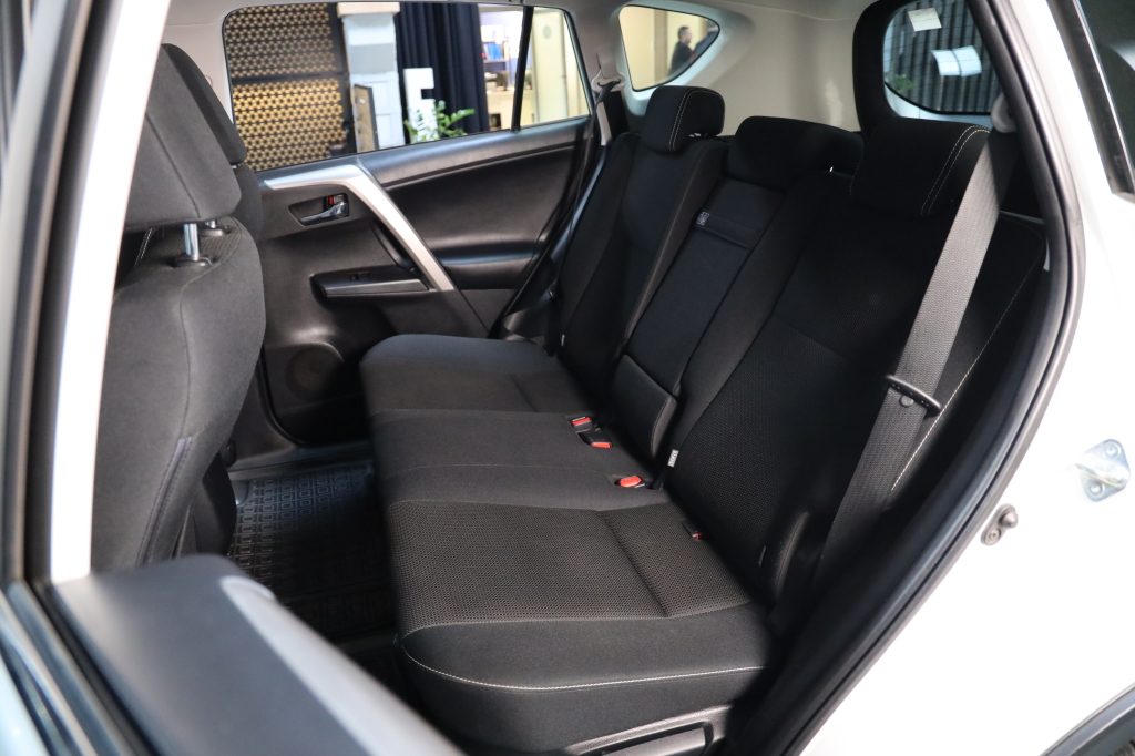 Toyota RAV4 2017 фото 26