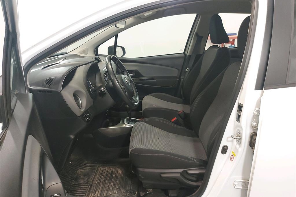 Toyota Yaris 2016 фото 2