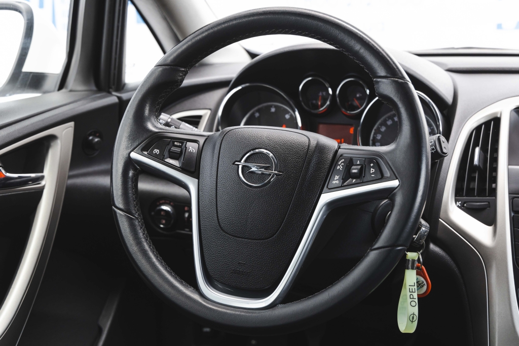 Opel Astra J 2011 фото 16