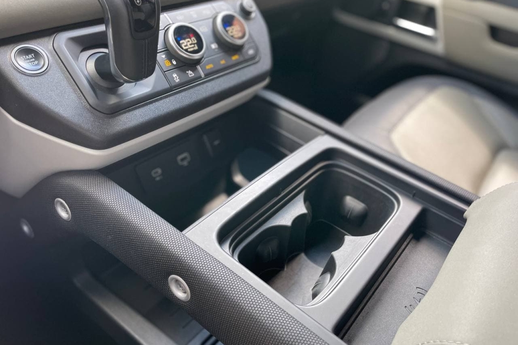 Land Rover Defender P300 XDynamic 2021 фото 17