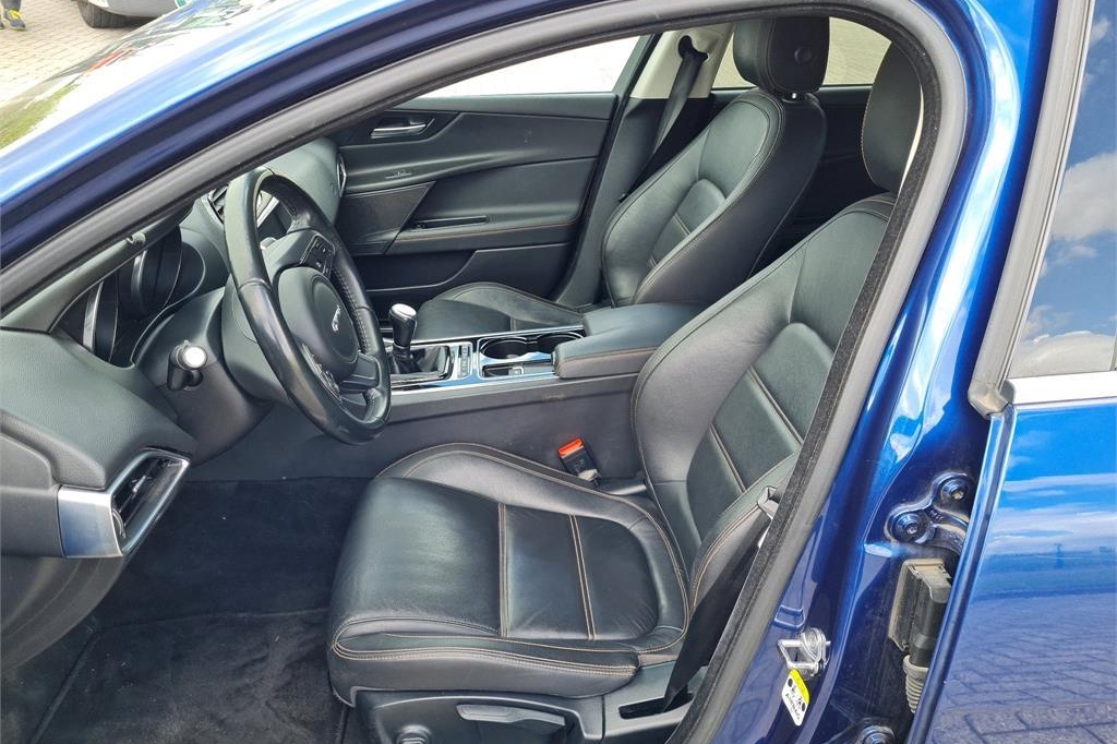 Jaguar XE 2016 фото 7
