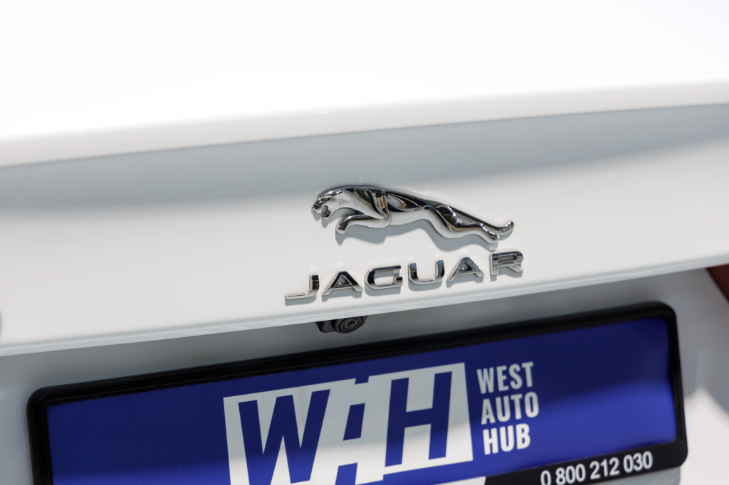 Jaguar XE 25T 2017 photo 11