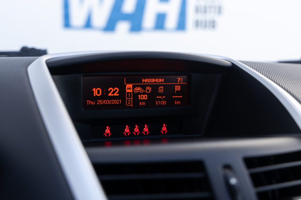 Peugeot 207 Urban Move 2011 photo 21