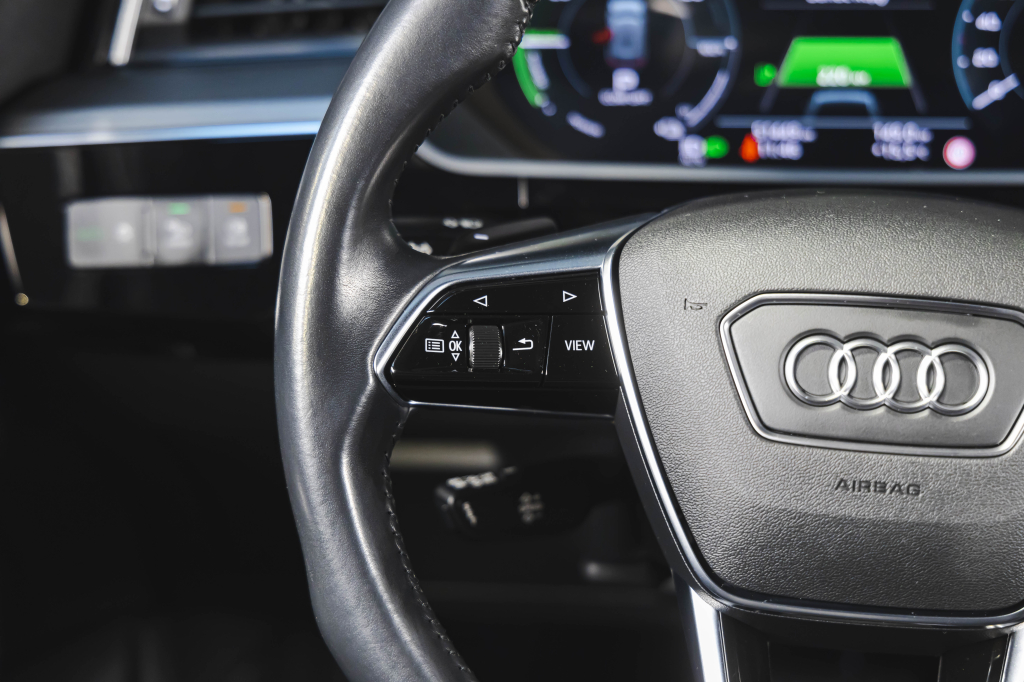 Audi e-tron 2020 фото 18