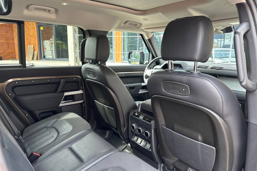 Land Rover Defender 2020 photo 16