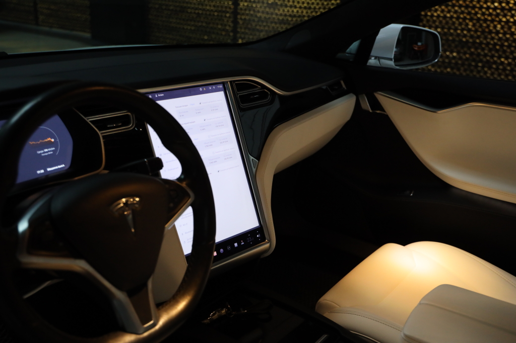 Tesla Model S 2017 фото 35