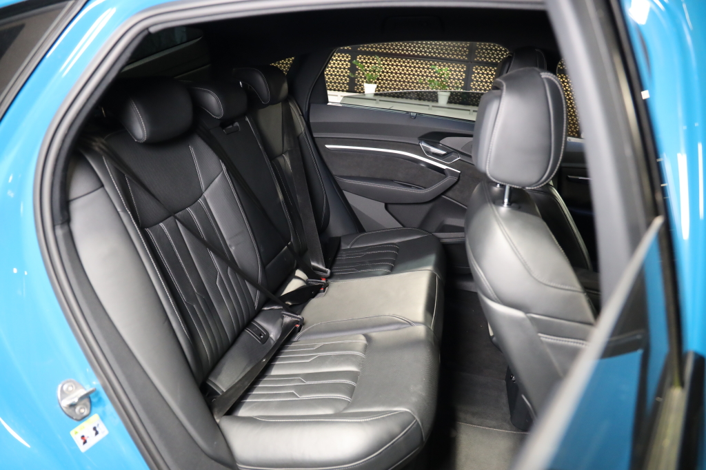 Audi e-tron S 2020 фото 20