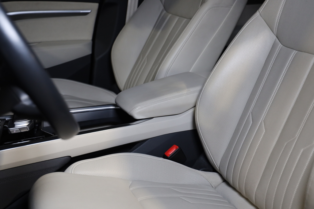 Audi e-tron 2019 фото 10