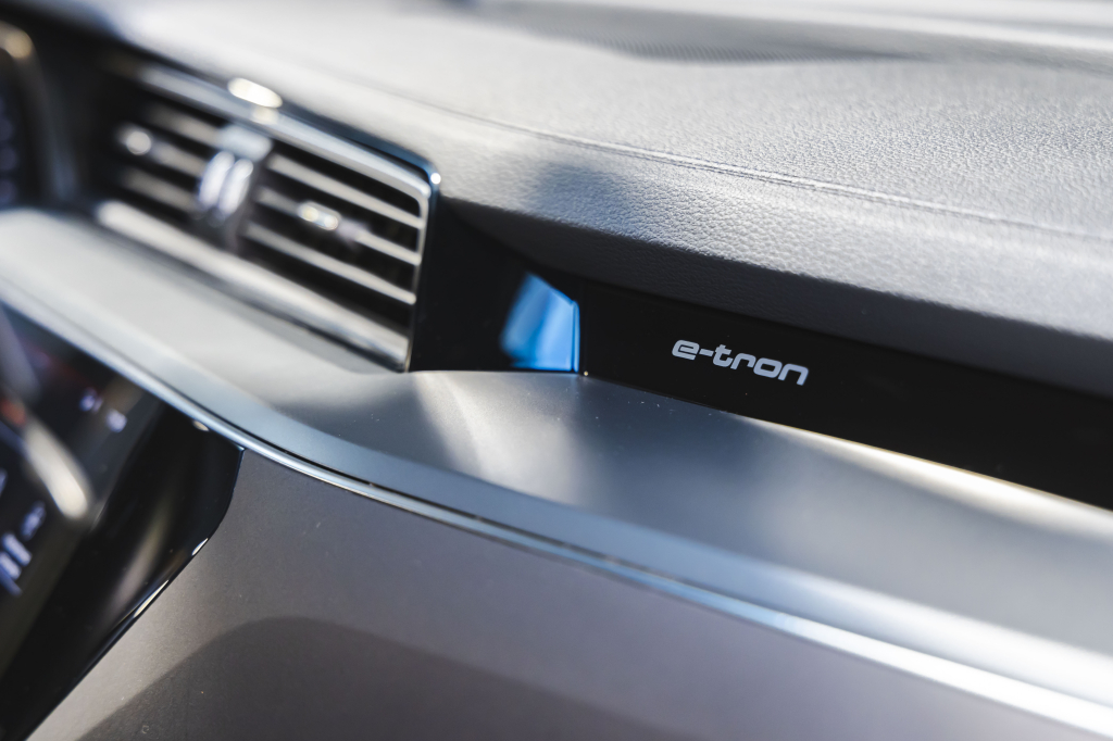 Audi e-tron 2020 фото 28