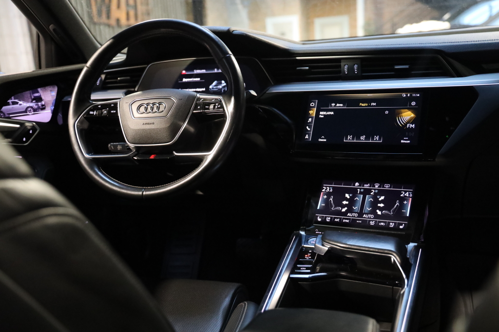 Audi e-tron S 2020 фото 47