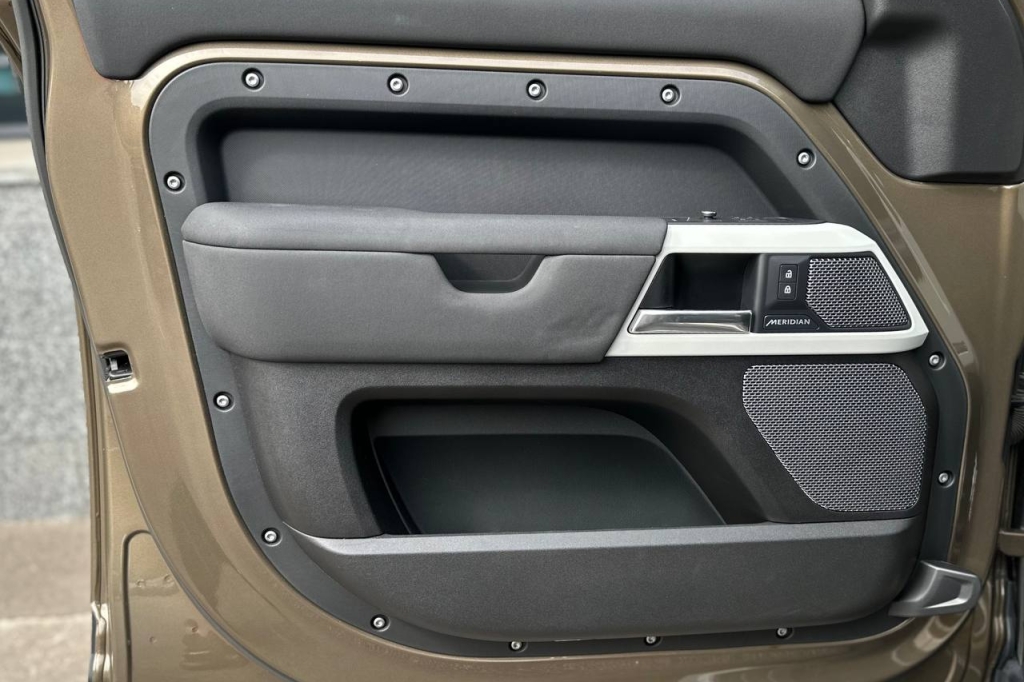 Land Rover Defender 2020 photo 10