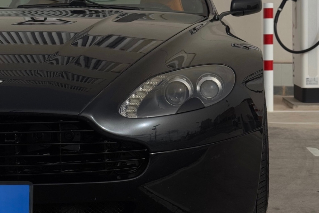 Aston Martin V8 Vantage 2006 фото 2