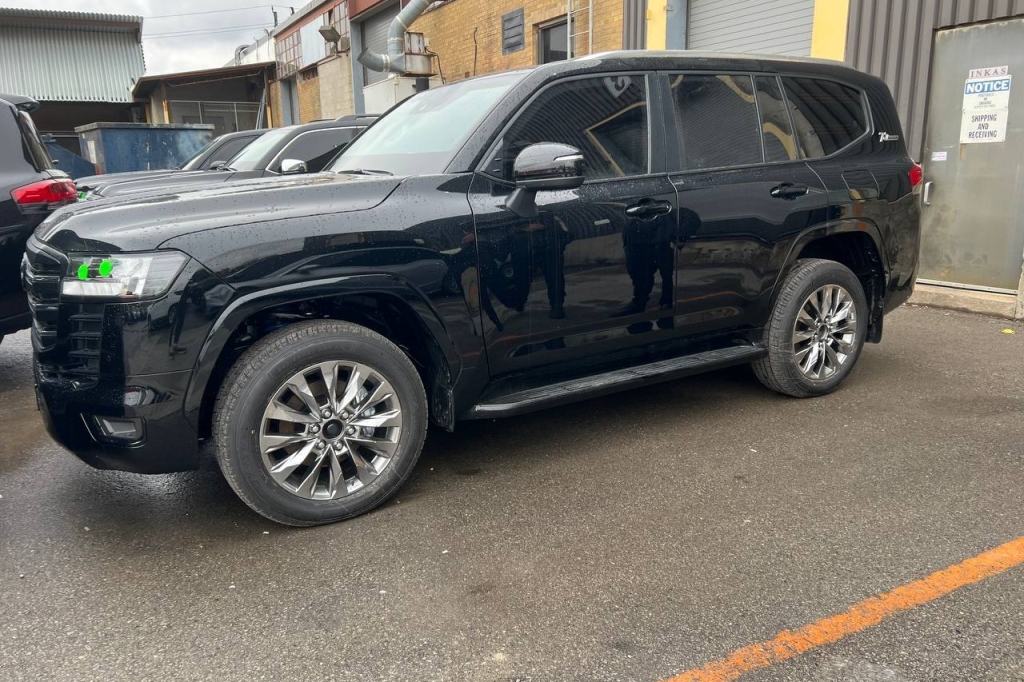 Toyota Land Cruiser 300 GUARD B6 2022 photo 4