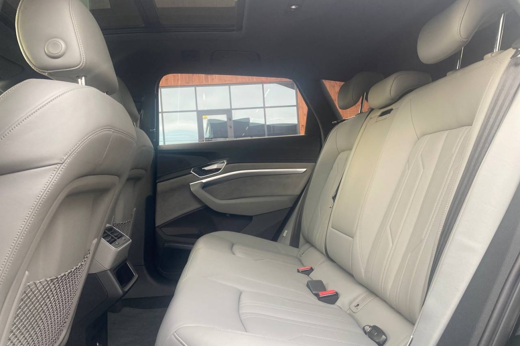 Audi e-tron 2019 фото 13