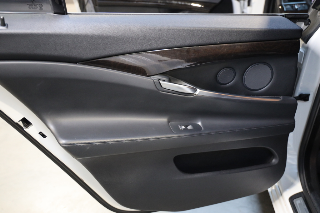 BMW 5 Series GT 2015 фото 16