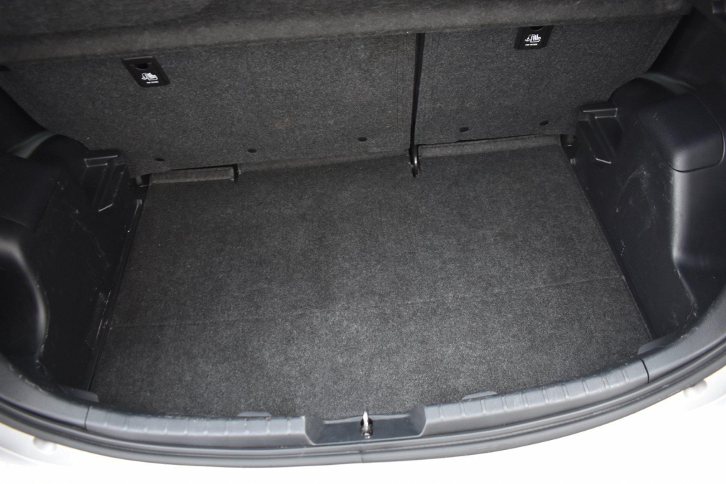 Toyota Yaris 2019 фото 14