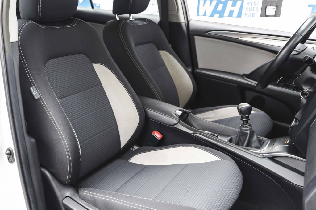 Toyota Avensis 2016 фото 27