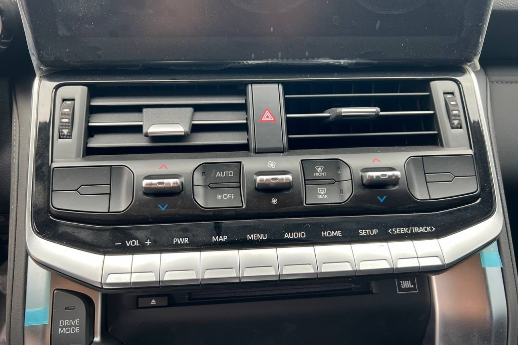 Toyota Land Cruiser 300 GUARD B6 2022 photo 16