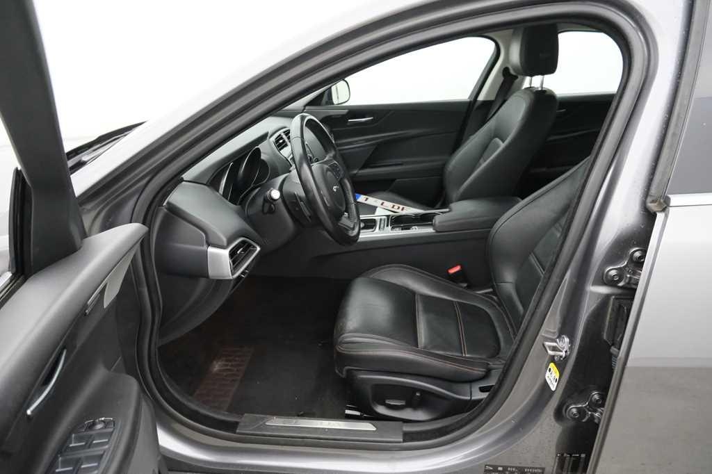 Jaguar XE 2015 фото 2